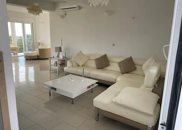 וילה Evangelia Karavádhos