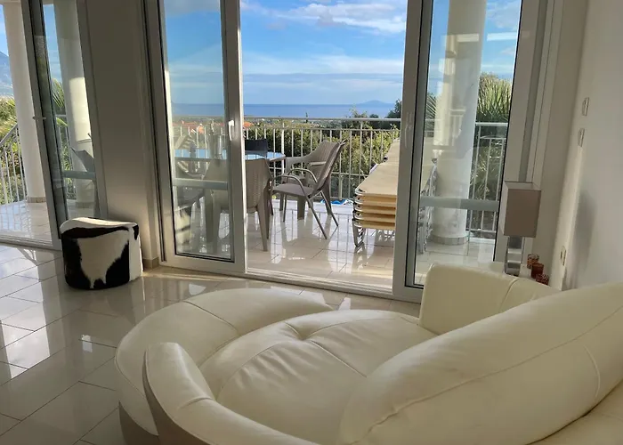 וילה Evangelia Karavádhos