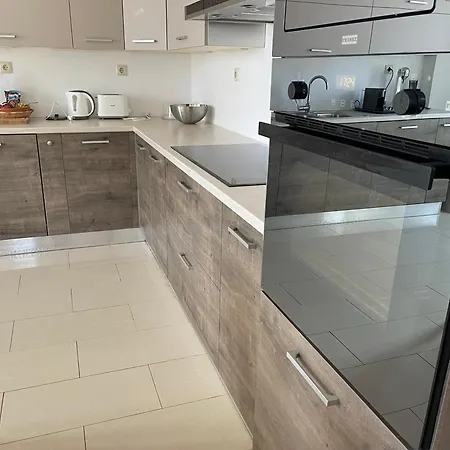 فيلة Evangelia Karavádhos