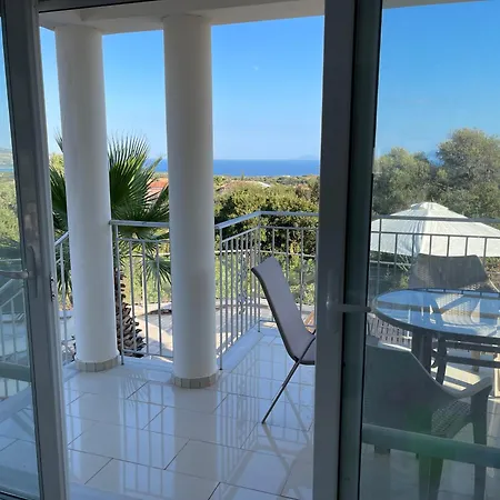 فيلة Evangelia Karavádhos