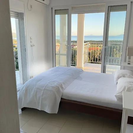 فيلة Evangelia Karavádhos